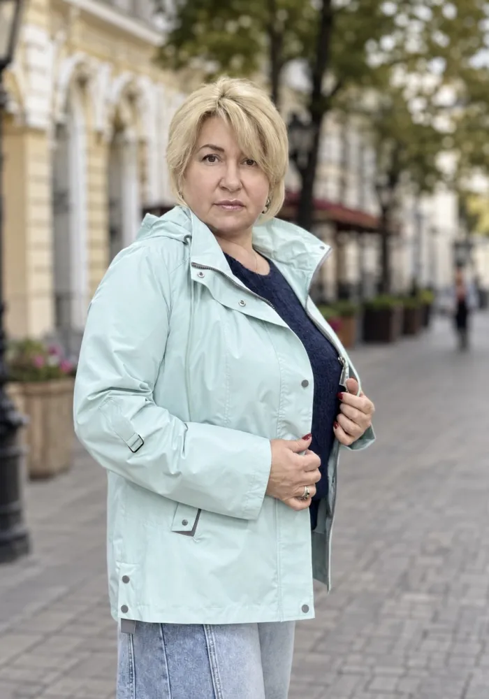 Вітровка жіноча plus size з водовідштовхувальної плащівки 1183 Лазуровий Крокус 