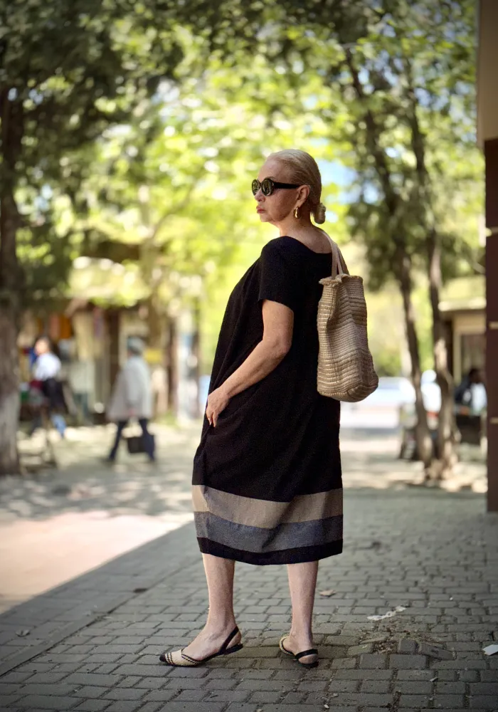 Лляна сукня з контрастною смугою 